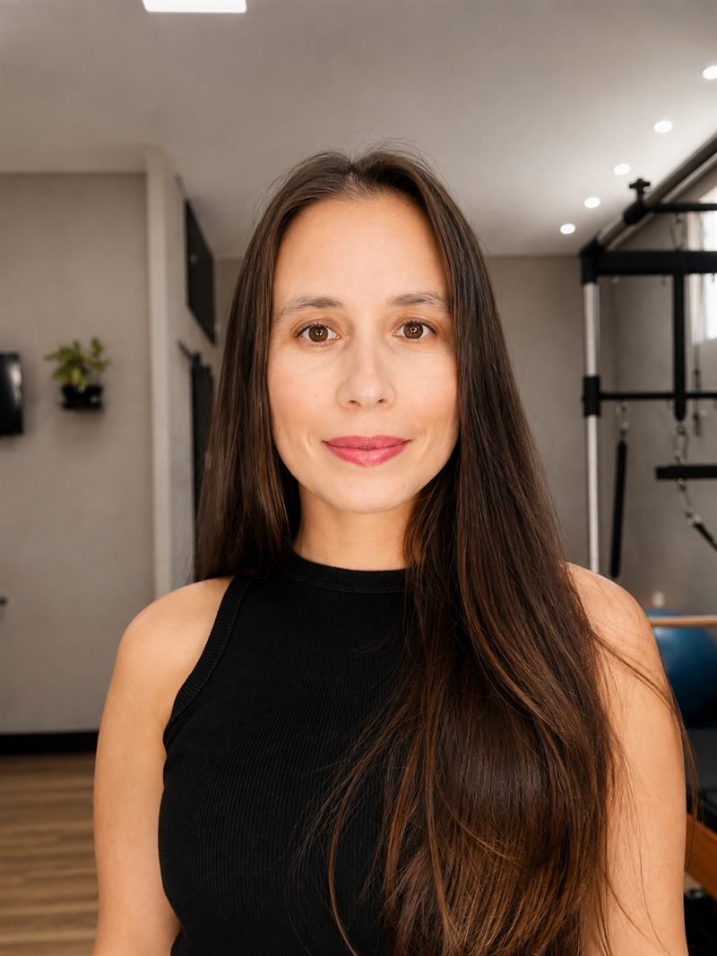 Retrato de Daiana Duarte, fisioterapeuta responsável pela avaliação no Studio Daiana Duarte