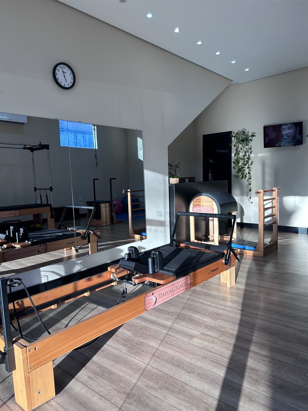 Reformer de Pilates com a identificação do Studio Daiana Duarte, em frente ao espelho